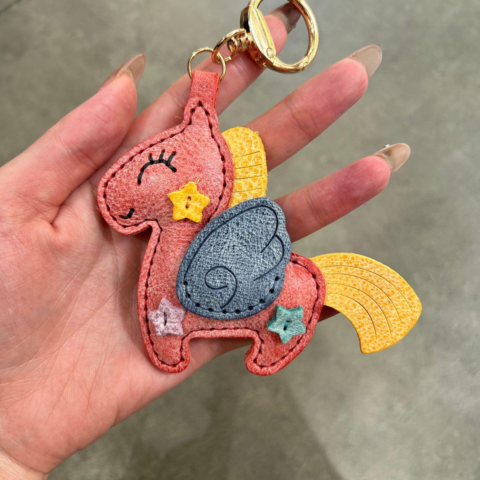 

Head Layer Matte Cowhide Hand Sewn Unicorn Bag Pendant Keychain Car Color Blocked Pony красный
