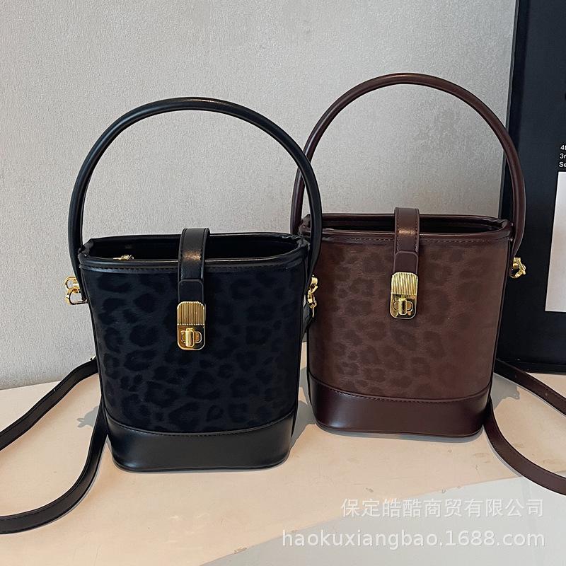 This Year's Popular Leopard Print Small Bag Women's Autumn and Winter 2025 New Retro Messenger Bag Korean Version Portable Bucket Bag