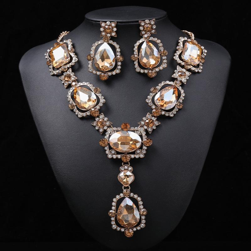 Retro Exaggerated Necklace Set: Large Gemstone Clavicle Chains for Women