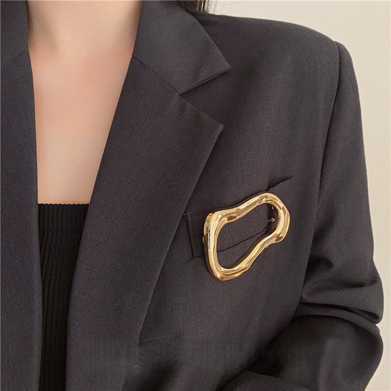Elegant Geometric Oval Brooch: Stylish Lapel Pin for Suits and Coats
