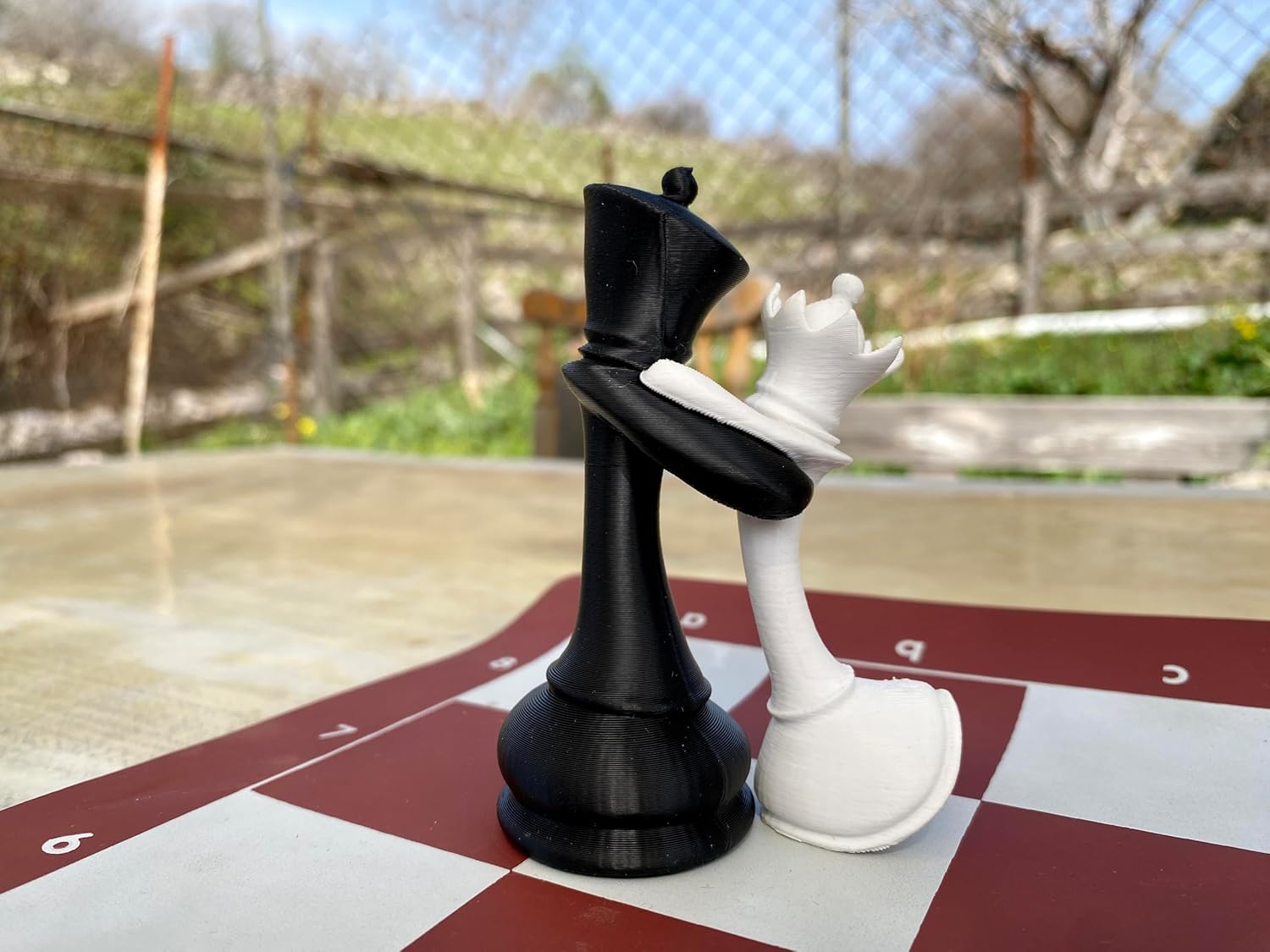 

Статуэтка «Шахматный Король и Королева обнимаются» – 3D-печатный подарок для пары – Романтический свадебный и ко Дню святого Валентина декор United States