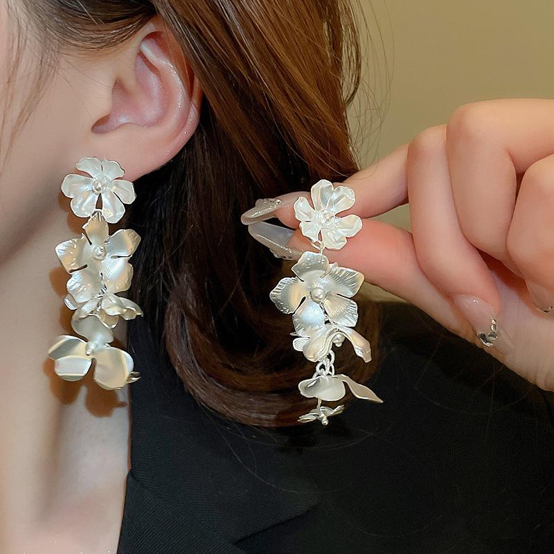 Metallic Flower Petals Fringed Silver Needle Earrings Temperament Atmospheric Earrings
