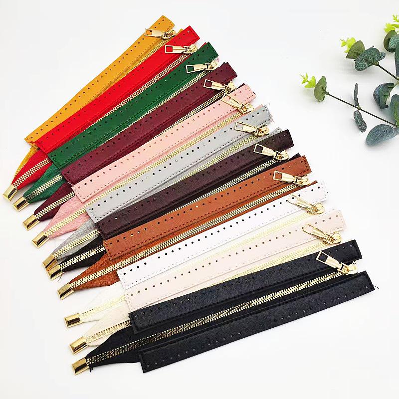 Handgjord flätad läderväska med metallblixtlås