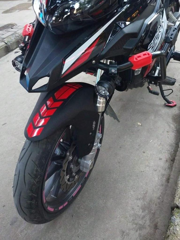 1 Stück Reflektierender Motorradaufkleber, Laser Holografisch, Wasserdichtes TPU, 3D Pfeil, Langlebig/Farbbeständig, Universell für E-Bikes/Motorräder