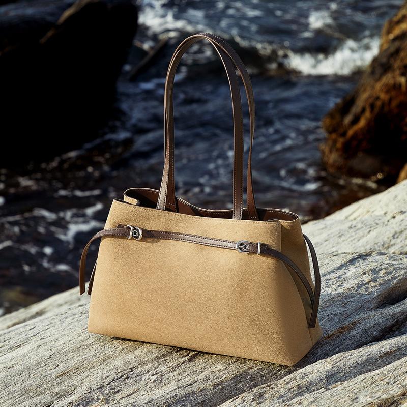 This Is A Large-capacity, Retro Hand-held Crossbody Bag Made of Suede, Suitable for Commuting