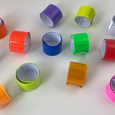 Reflexní proužky PVC náramky na zacvaknutí pro noční běhání, cyklistiku, bezpečnostní náramek s jasným reflexním materiálem