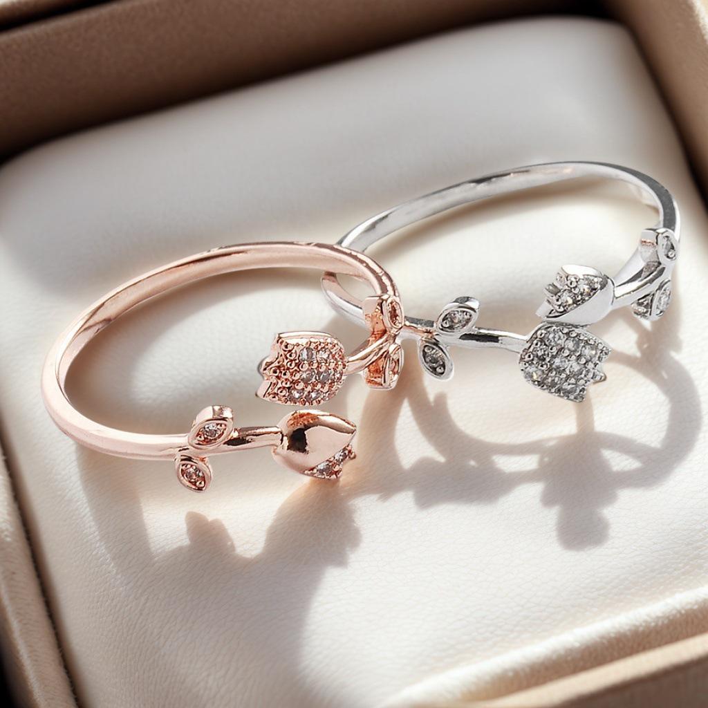 Pierścionek z emaliowanym wężem i koniczyną, motylem, diamentem i tulipanem, transgraniczny