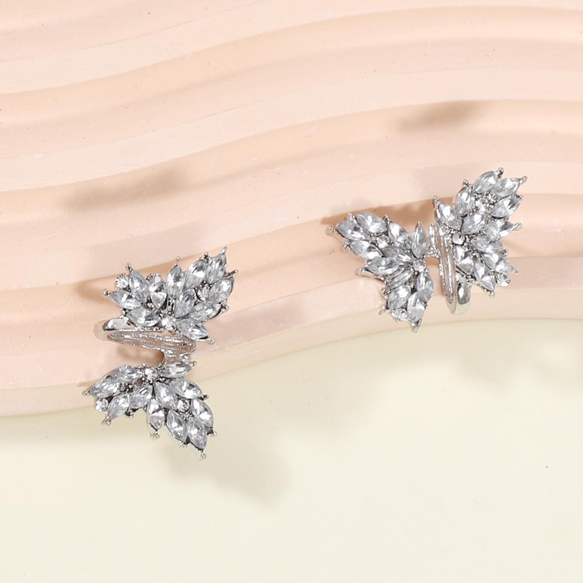 

Новая корейская версия серег-бабочек из сверкающего алмазного сплава — это легкая роскошь, высокий класс, нишевый, модный и универсальный ушной аксессуар