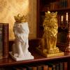 Nordische Glückslöwenfigur mit goldener Krone für Heimdekoration und Geschenke