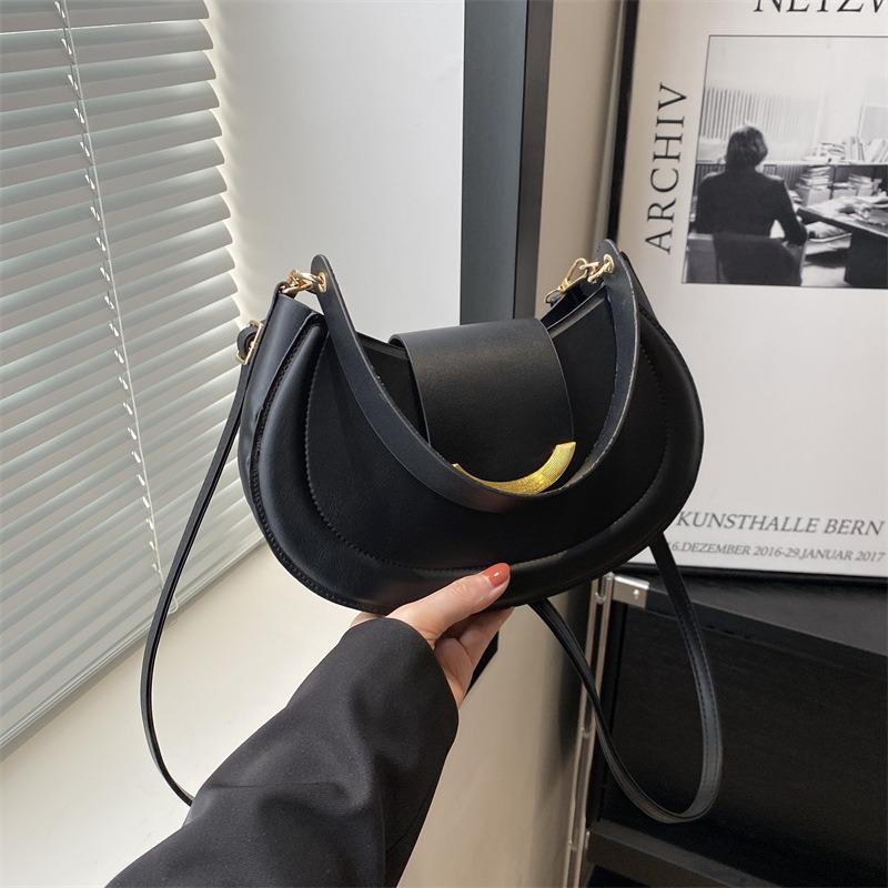 Early out of the new fashionable texture shoulder armpit bag retro bag women's solid color casual messenger saddle bag tide