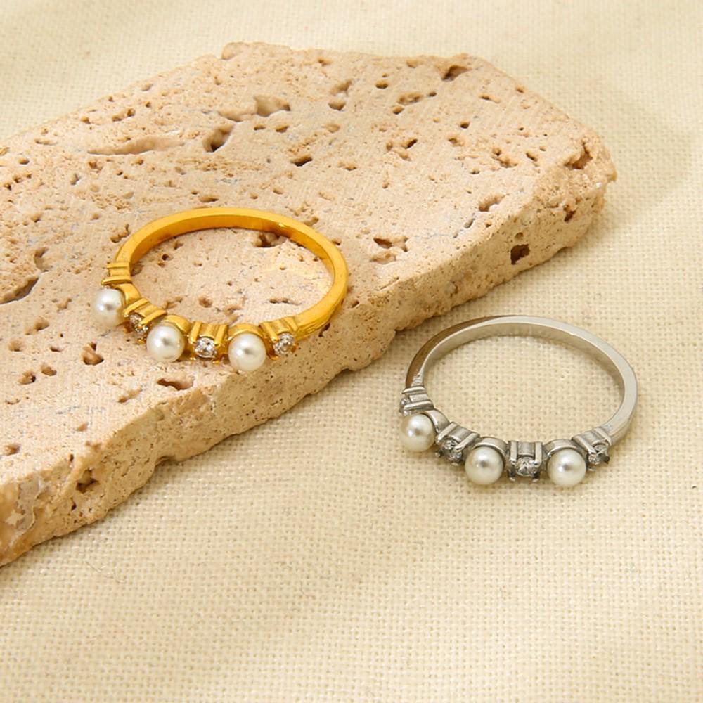 Anello geometrico a forma di fiore placcato oro 18 carati con perle sintetiche e zirconi