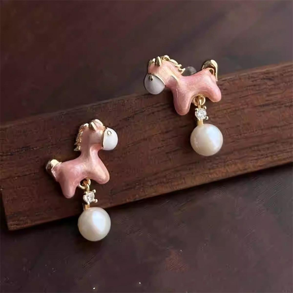 [Laicai Little Horse] New versatile and uniquely designed beautiful little horse earrings with exquisite and personalized textur