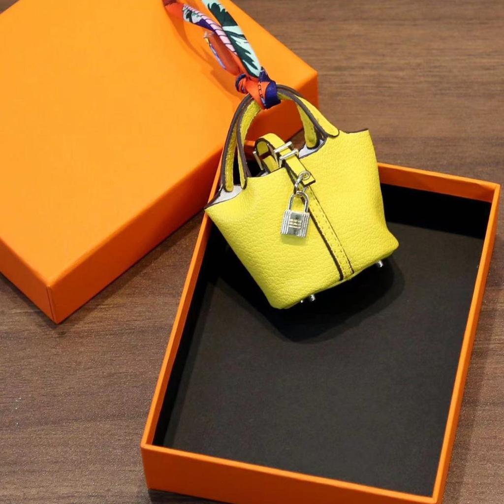 Mini vegetable basket bag pendant high-end leather car keychain earphone bag creative car pendant wholesale