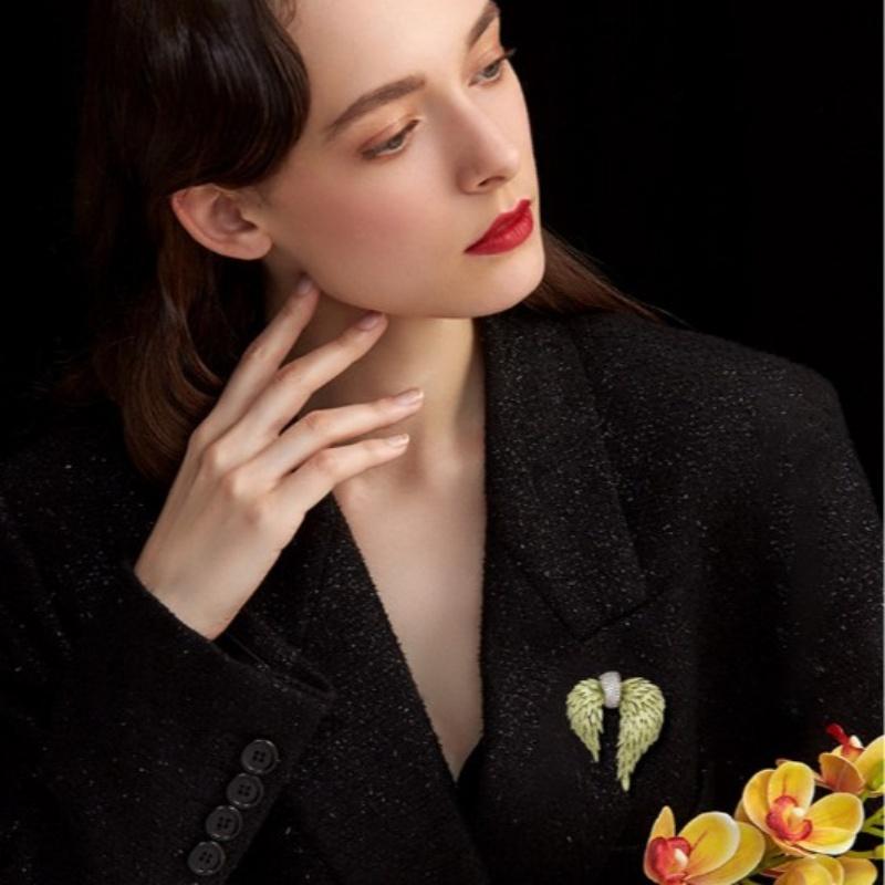 Unisex Alloy Feather Wings Brooch with Shiny Rhinestone Trendy Lapel Pin for Party Banquet Outfit Jewelry Accessory