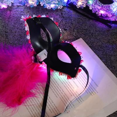 Nachtclub Plastik LED Leuchtende Maske Spitze Strass Feder Maske Cosplay Kostüm Make-up Venedig Maskenball Maske Show