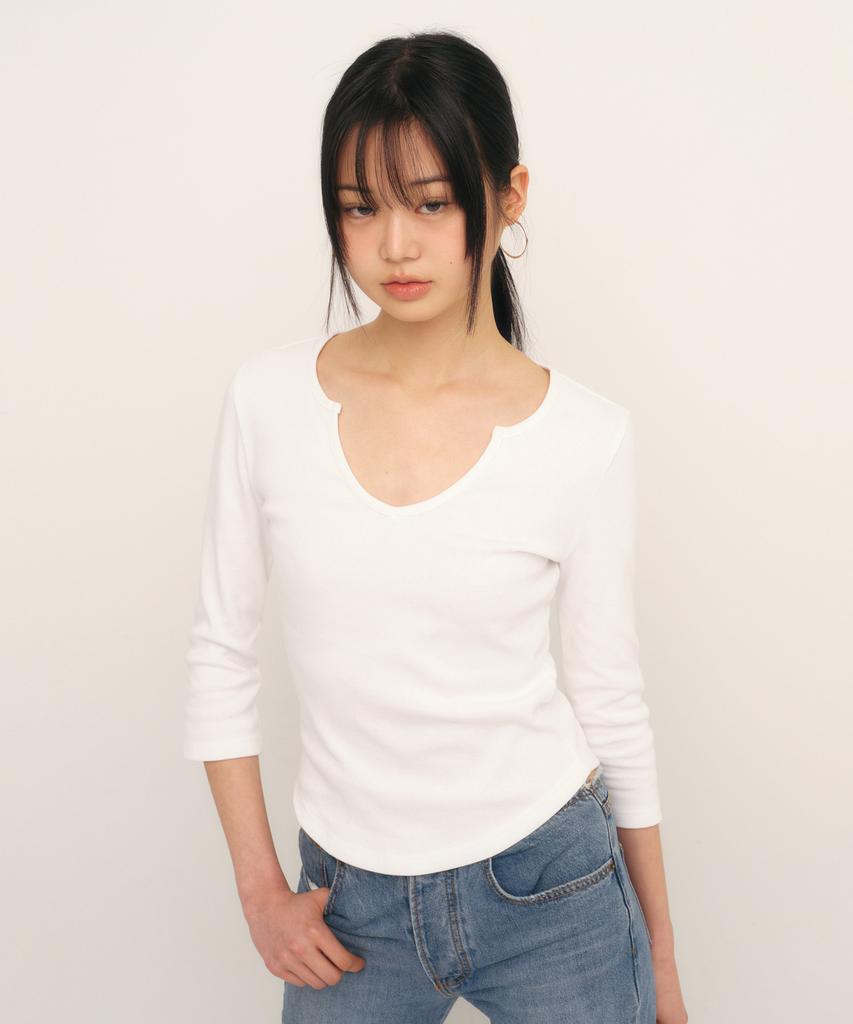 Kyuliti C 90S Line Slit Neck T-Shirt_White