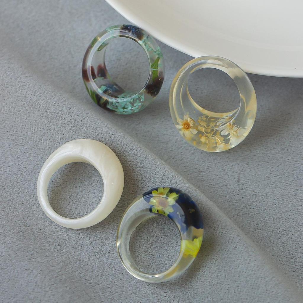 Transparent Resin Ring with Dried Flowers: Elegant, Versatile, European and American Fashion Design