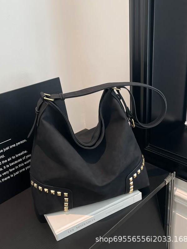 2026 Women's Niche Rivet Shoulder Tote - Large Capacity European & American Style Underarm Bag