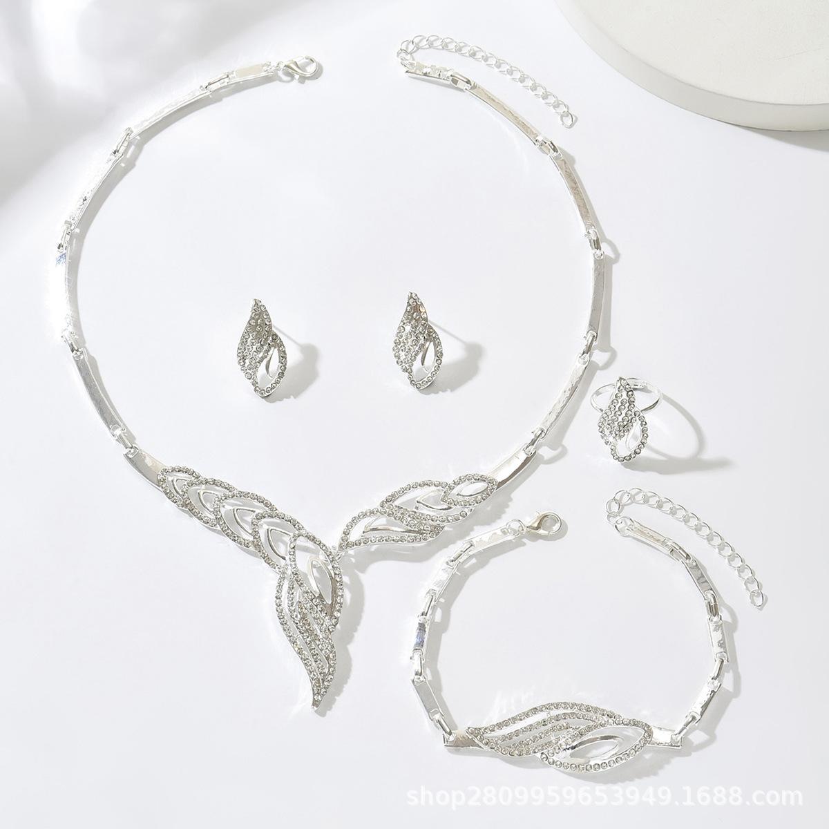 

Близькосхідна мода Інкрустоване діамантами Золоте листя Кольє Сережки Кільце Браслет Набір з чотирьох аксесуарів Жіночий Весільний