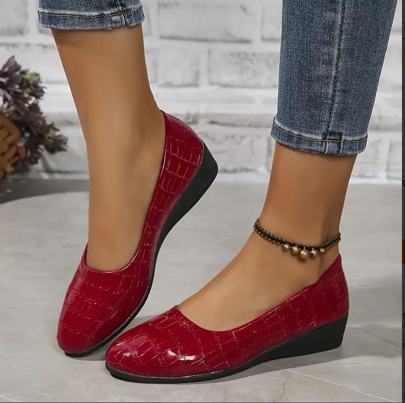Mocassini Sneakers da Donna Taglie Forti con Punta Acuta e Tacco a Zeppa - Primavera 2024