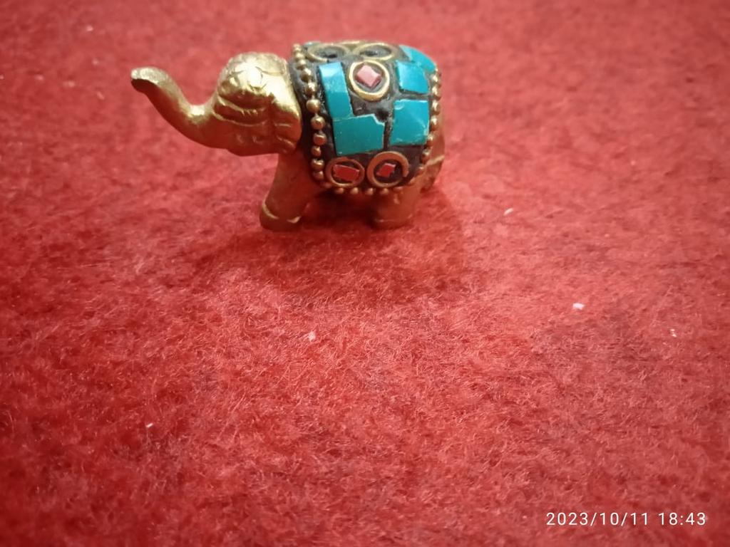 Držák na vonnou tyčinku Tanirika – mosazná socha slona s barevnými kamennými akcenty – jedinečný bytový dekor a zobrazení aromatického kadidla