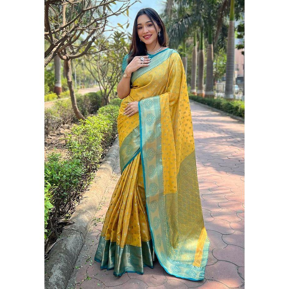 Der wunderschöne Saree ist elegant mit wunderschönem, festem Jacquard-Gewebe verziert, das dem Outfit einen perfekten Look verleiht.