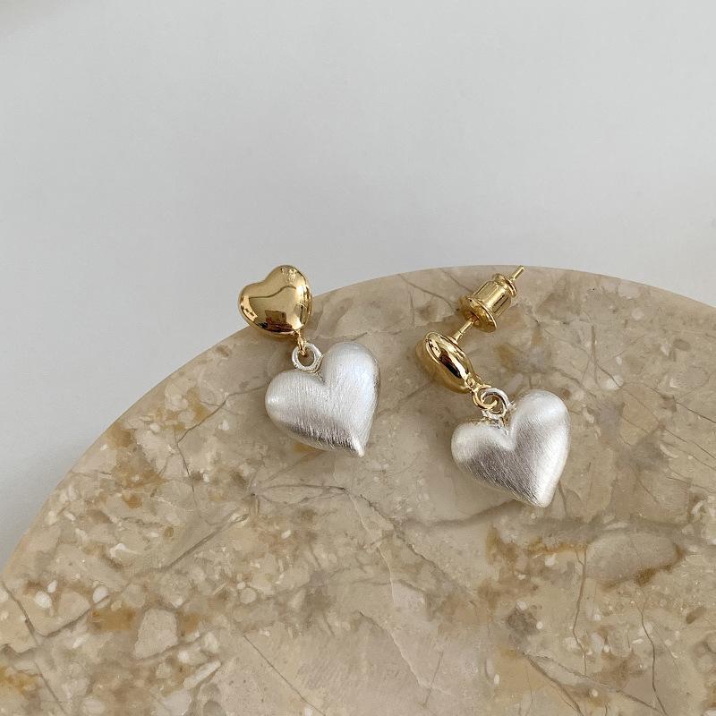 

Vintage Personalized Minimalist Ladies Accessories Elegant Jewelry Clash of Colours Frosted Brushed Love Earrings Female Sweet Senior Earrings