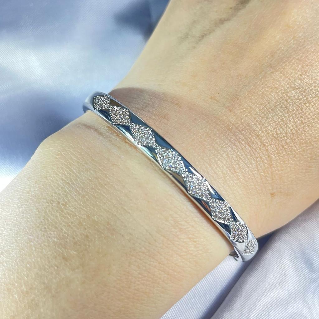 Fashionable and Exquisite Bracelet with Rhombus Pattern and Baby's Breath
