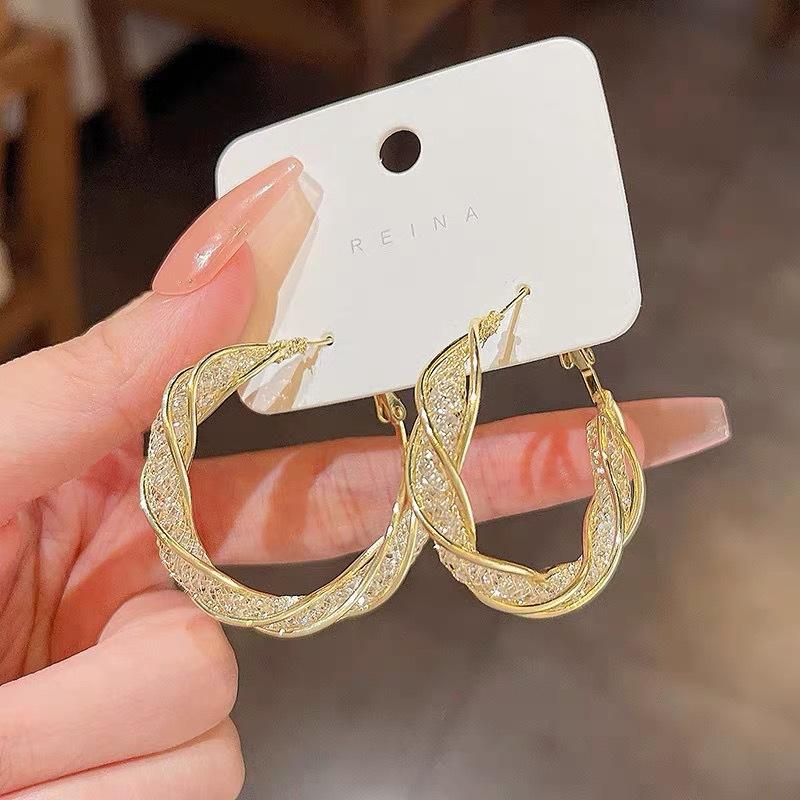 Korea C Hollow Out Crystal Gold Color Winding Distortion Geometric Circle Hoop Earrings Charm Design Jewelry Accessories Gifts золотой