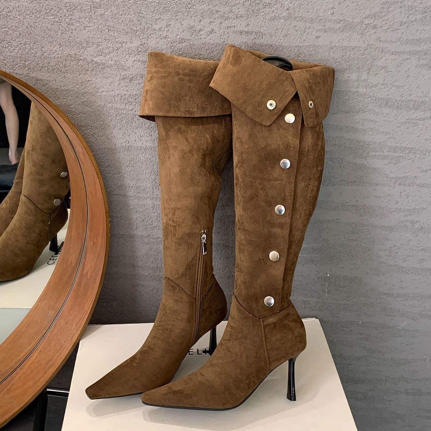 

2025 зарубежные воздушные ботинки абрикосовые с острым носком тонкий каблук высокий каблук ботфорты до колена женские осенние из мягкой кожи модные ботинки-чулки 40 верблюд