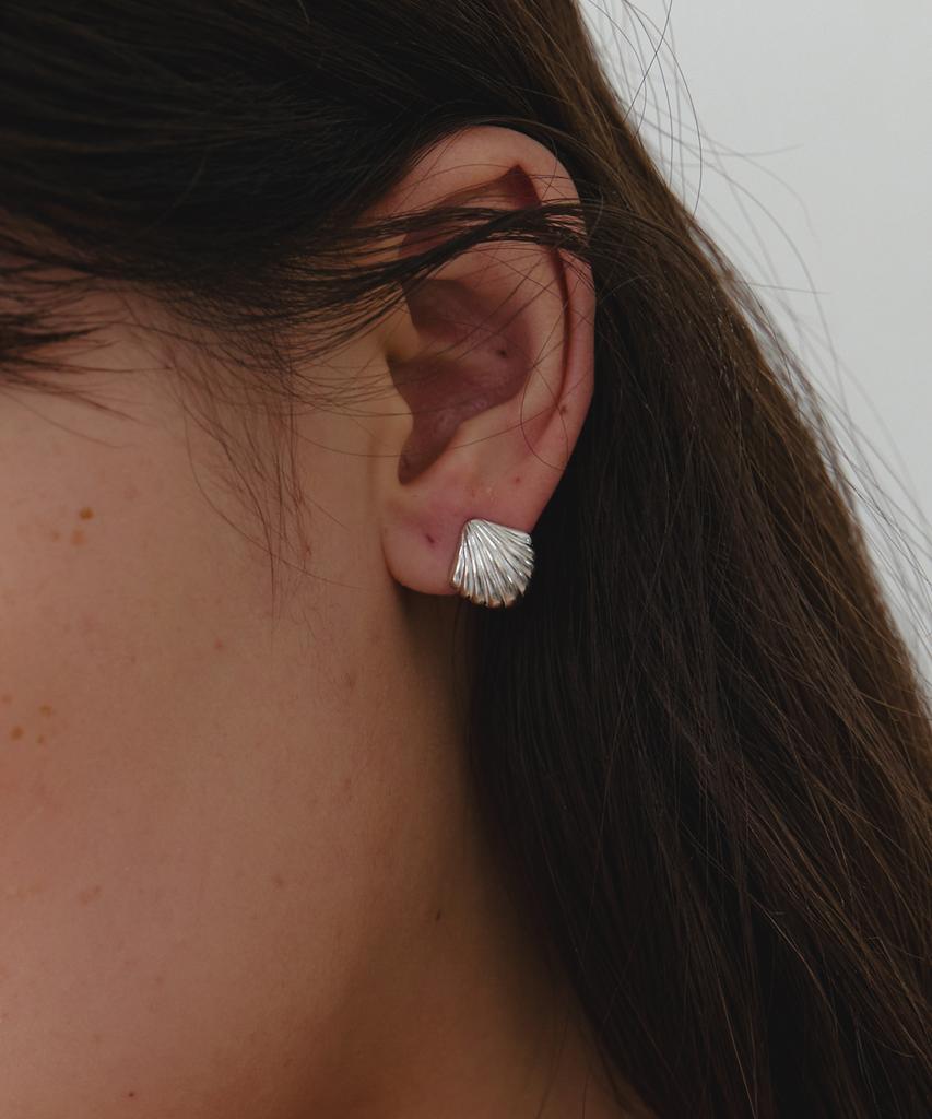 Byweekend Mini Clam Earring