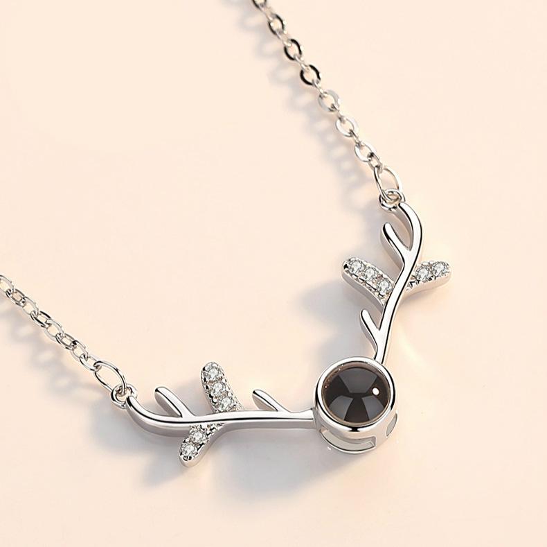 Voilà pour vous la simple chaîne de clavicule d'étudiante