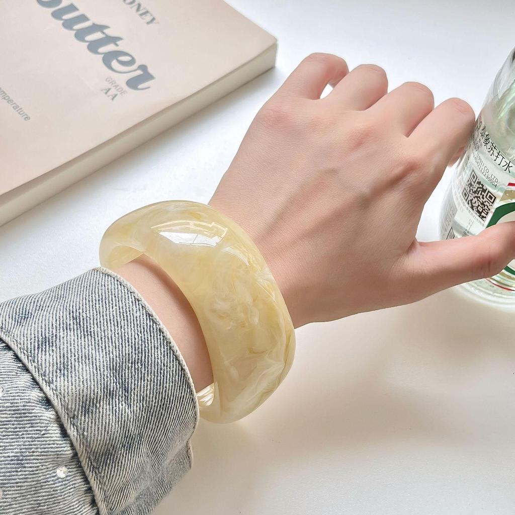 Verlaufendes halbtransparentes Harzarmband – Modisches breites rundes Armband für Damen, farbecht
