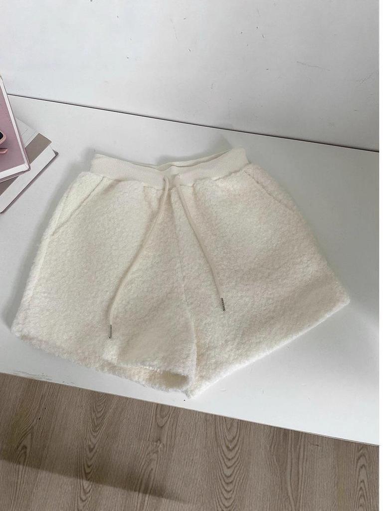 2025 Autumn/Winter Korean Style Women's Lambswool High-Waist Elastic Wide-Leg Slimming Shorts.