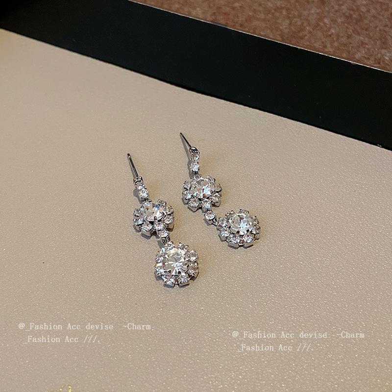 Diamond flower-shaped geometric necklace Korean ins sweet simple collarbone chain high-end versatile temperament jewelry