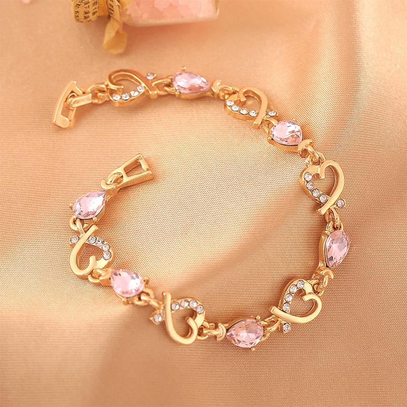 

Этот хрустальный браслет в форме сердца инкрустирован циркониевыми стразами и украшен бриллиантами, что делает его ослепительным и подходящим для повседневной носки. розовый