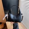 A Stylish and Fashionable Single-shoulder Crossbody Bag with A Luxurious Texture for Commuting To Work.