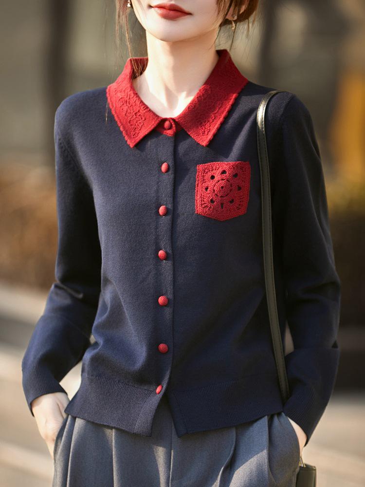 Rød strikket cardigan for kvinner med kontrastfarge, håndheklet blomst og pikékrage - Ledig passform, todelt stil (Vår høst)