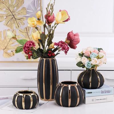 Kreative goldene Streifen schwarze Keramikvase Moderne Blumentöpfe Dekorative Blumenanordnung Schreibtischdekoration vergoldete Vasen