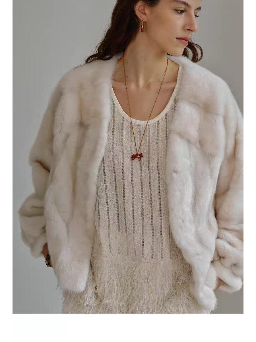 Chic Pony Pendant Necklace: Stylish and Unique Design for Women