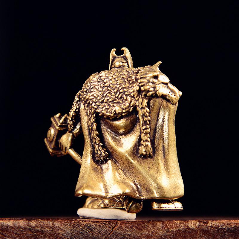 Brass Hammer Guardian Statue Antique Dark Academia Desk Art for Men’s Office Gaming Setup Bronze Vigilante Sculpture with Cloak