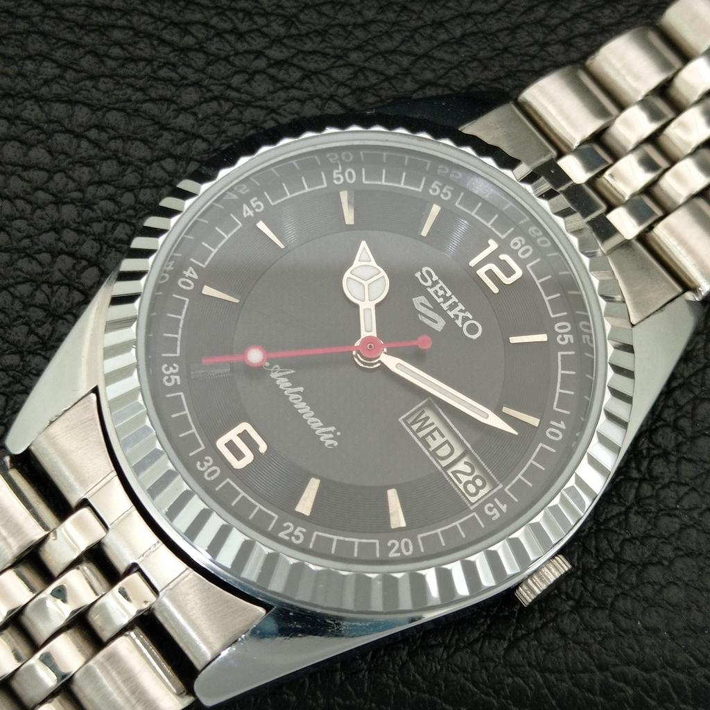 VINTAGE REFURBISHED SEIKO 5 AUTOMATIC JAPAN MENS BLACK DIAL WATCH a444526-1
