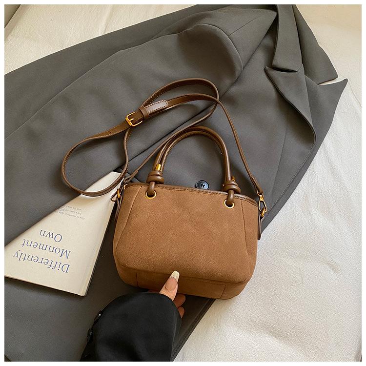 

Simple and fashionable portable small bag women s 2025 autumn new retro texture bucket bag commuter messenger shoulder bag