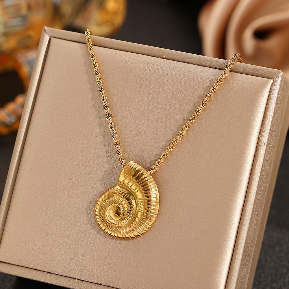 Stainless Steel Shell Conch Pendant Necklace Female Beach Wind Simple Fashion Personality Collarbone Chain Jewelry Accessories