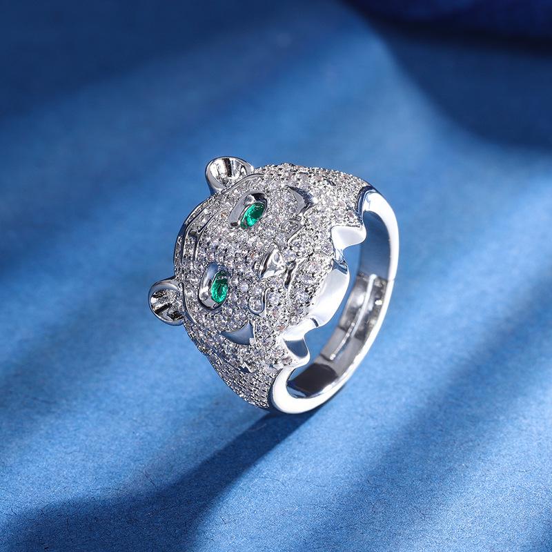 

Ювелирные изделия Медное основание с золотым покрытием Ретро Полный бриллиант Роскошный Инкрустированный Леопард Темперамент Легкий Роскошный Комплект Подвесок