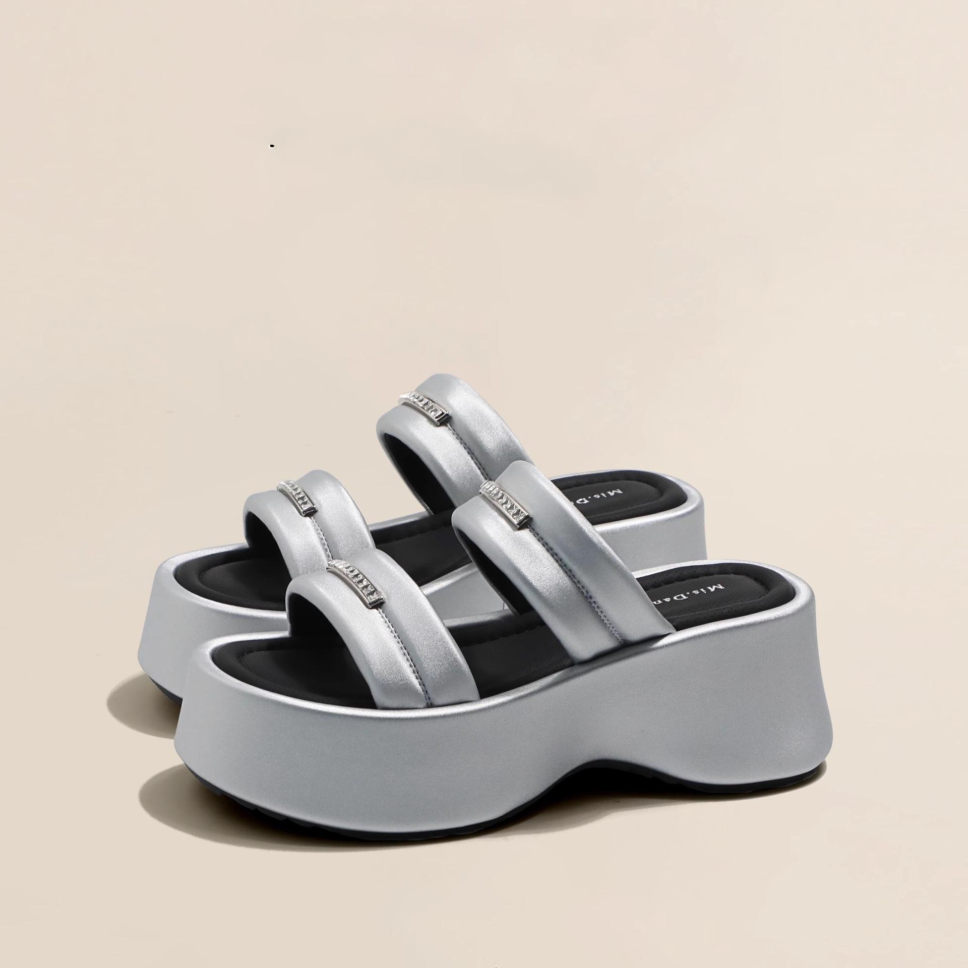 

Женские шлепанцы на платформе 2025 лето новая небольшая высота увеличивающая маффины обувь женские босоножки на высоком каблуке модная уличная обувь 40 серебряный