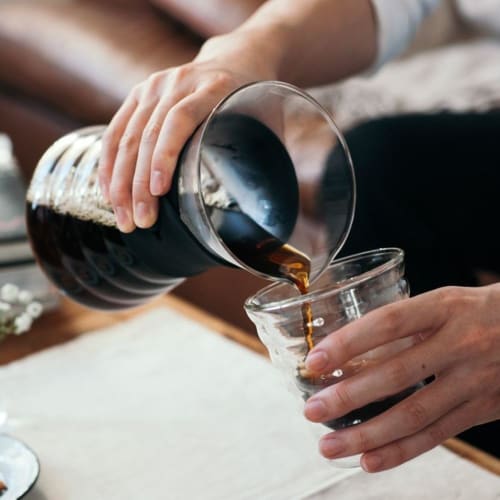 HARIO V60 kapací karafa 700ml černá na 1 až 4 šálky s páskem VDD-02B