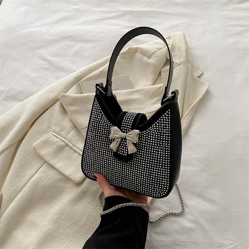 Elegant Versatile Medium Sized Womens Shoulder Bag With Unique Crescent Design Perfect For Daily Use чёрный