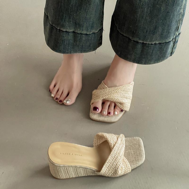 Fashion versatile retro woven pleated cover toe slope heel slippers girls summer new with skirt thick bottom cool slippers
