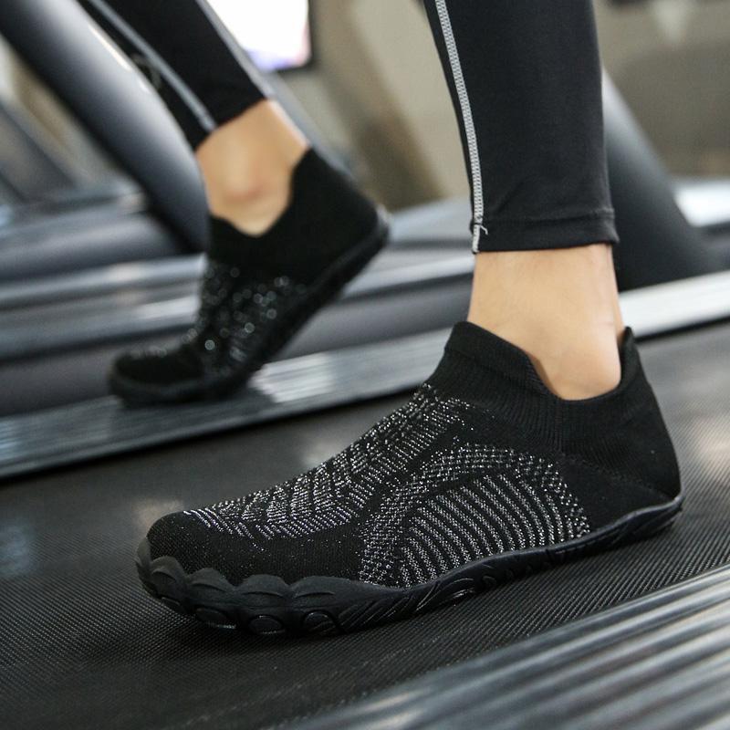 Yangi mashg'ulot fitnes ayollar arqonda sakrash erkaklar yalangoyoq yugurish yo'lkasi poyabzali yoga yopiq yumshoq taglik besh barmoqli velosiped